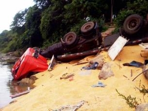 Um dos motoristas, ao ver agentes da PF, jogou caminho pela ribanceira e quase cai no rio