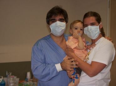 Luis Cludio e Adriana com Guilherme no hospital