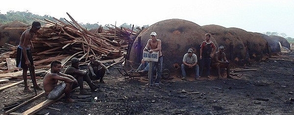 Trabalhadores so resgatados de carvoaria, em 2011, na regio Norte de MT.