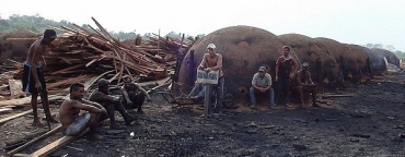 Trabalhadores so resgatados de carvoaria, em 2011, na regio Norte de MT. 