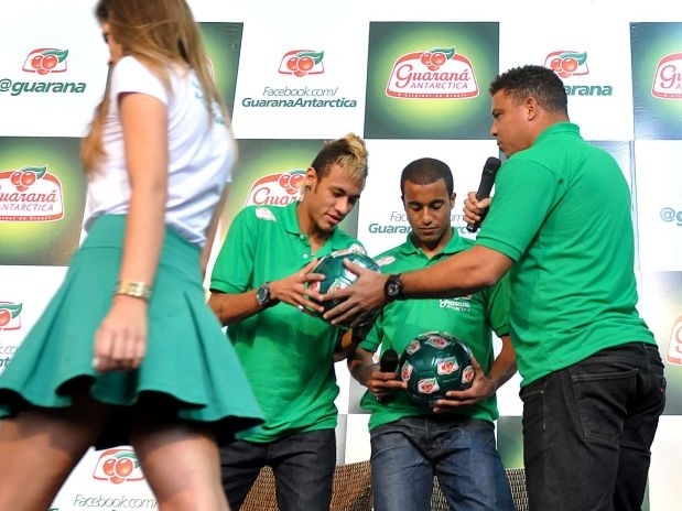 Neymar, Lucas e Ronaldo em evento realizado no Estdio do Pacaembu