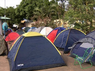 Para tentar conseguir vagas, pais armam barracas na frente de unidades de ensino em Cuiab