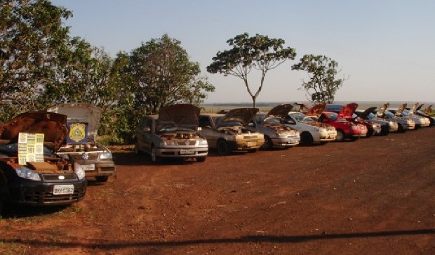 Comboio de 13 carros carregados com contrabando apreendido pela PRF