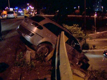 Motorista perde controle e veculo fica pendurado em viaduto de Cuiab