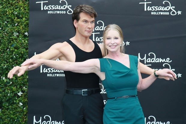 Lisa Niemi Swayze, viva de Patrick Swayze, posa com a esttua de cera do ator