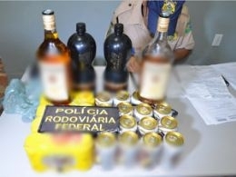 Bebidas foram apreendidas dentro de carro dirigido