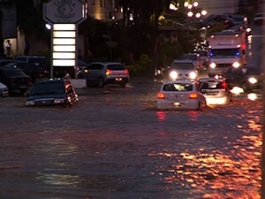 Chuva alagou ruas e avenidas de Cuiab na tarde desta sexta-feira (14).