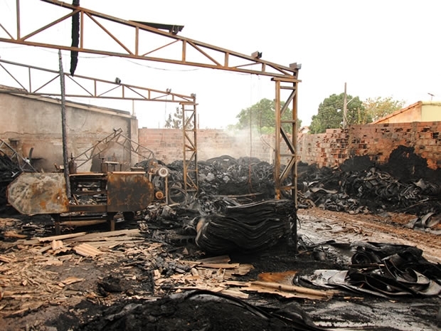 Incndio destruiu material e equipamentos da borracharia.