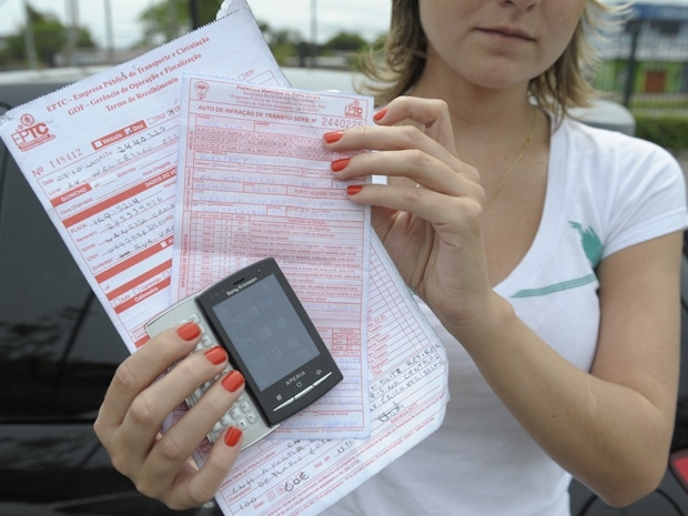 Estudante Wanessa da Silva, 25 anos, diz ter recebido mensagem de fiscal de trnsito em seu celular aps fiscalizao