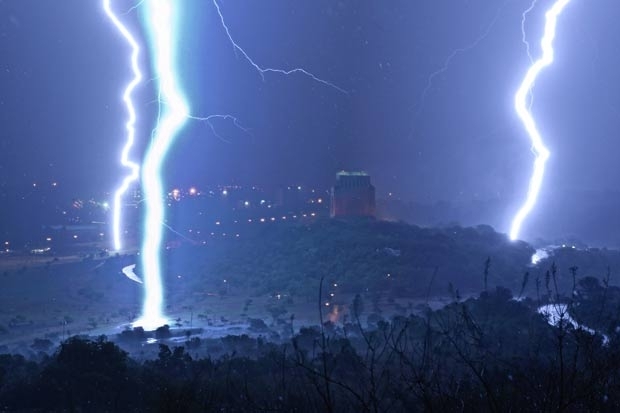 Mitchell Krog fotografou o momento em que trs raios atingiram o solo dentro de 15 segundos.