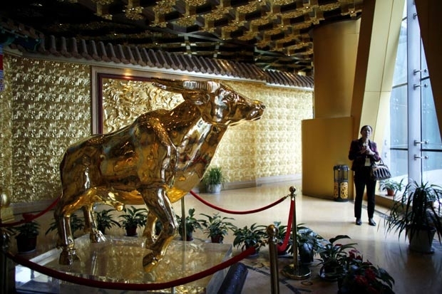 Prdio na China colocou escultura de touro feita com cerca de 1 tonelada de ouro.