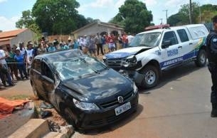 Carro de passeio foi atingido por viatura da PM e arremessado contra o muro 