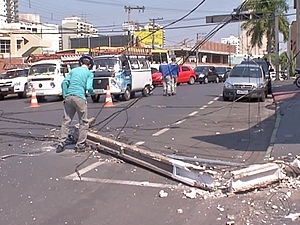 Acidente derrubou um poste em avenida de Cuiab neste final de semana 