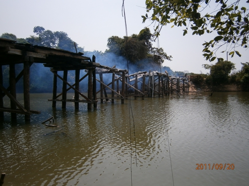 Ponte de madeira queimada em Vila Bela da Santssima Trindade.