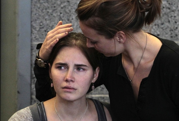 Amanda Knox  confortada pela irm Deanna logo aps chegar a Seattle nesta tera-feira (4)