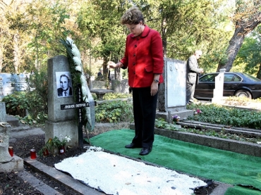 Dilma Rousseff durante visita ao tmulo do irmo Luben Roussev, em Sfia; aps visita, ela foi para Gabrovo, terra natal