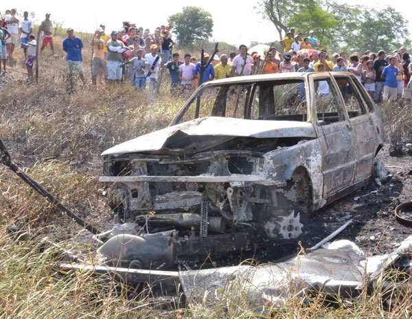 Carro da vtima tambm foi incendiado e o fogo atingiu a vegetao.