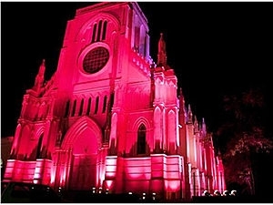 Igreja iluminada em edies anteriores