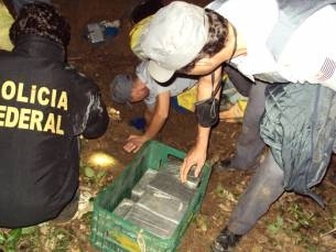 Policiais federais fazem a apreenso de cocana em Cceres, ncleo da organizao criminosa