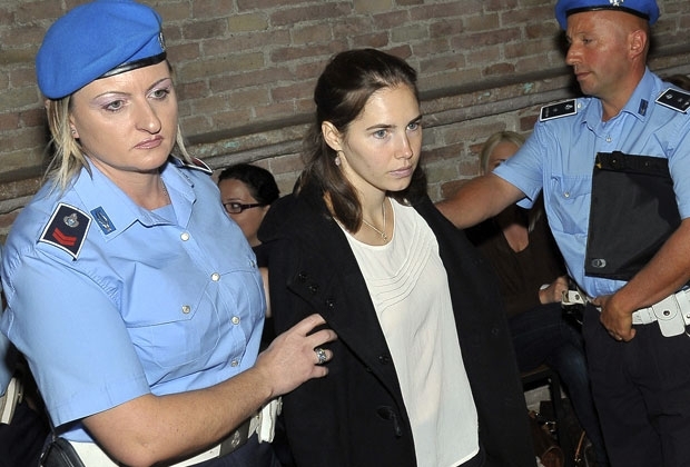 Amanda Knox, centro,  levada  Corte de Perugia, na Itlia, nesta segunda-feira (26)