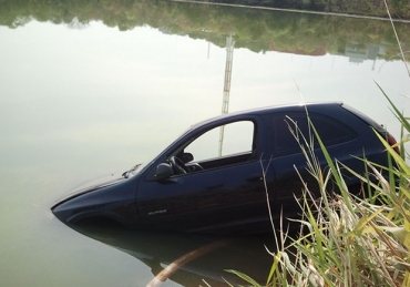 Carro caiu na Lagoa Paiagus, mas ningum ficou ferido. 