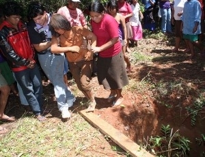 Populares resgataram mulher que caiu em poo em MS