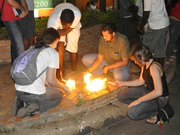 Mais de 100 universitrios se reuniram em frente ao local do assassinato para cobrar justia.