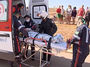 Criana  socorrida pela equipe do Samu. Menina foi levada de helicptero para o Hospital de Base