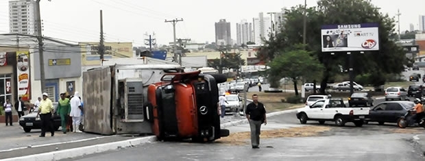 Aps o acidente, pista ficou escorregadia e vrios motociclistas caram, porm, ningum saiu ferido.