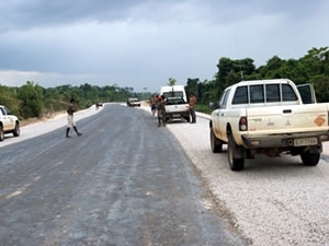 Uma das reivindicaes  construo de estrada.