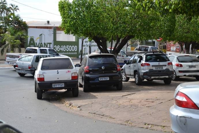 O desrespeito  flagrante, na rea central de Cuiab: carros tomam o lugar do pedestre