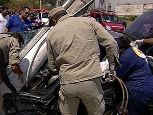 No dia 7 de setembro, militar do Exrcito ficou ferido em acidente com poste.