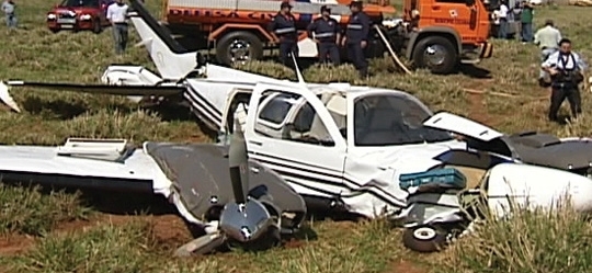 Avio bimotor caiu em uma propriedade rural de ngulo, Norte do Paran