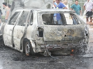 Depois do roubo, ladres atearam fogo em carro.