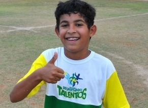 Aluno do programa Despertando Talentos, futebol de campo