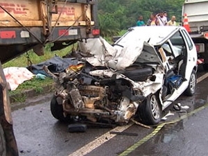 Carro bateu na traseira de caminho na BR-324