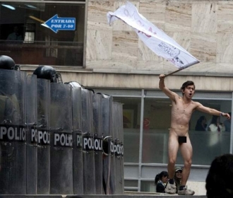 Jovem participou de marcha em defesa da educao pblica. 