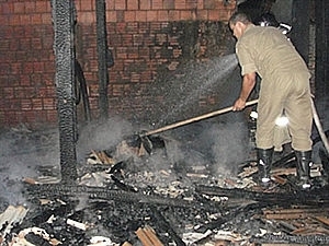 Mulher foi amarrada e morreu carbonizada em casa que ficou totalmente destruda