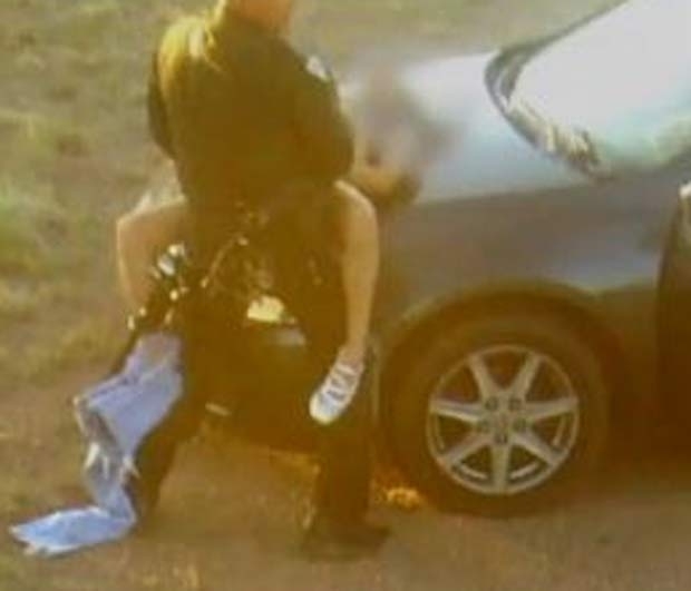 Policial foi flagrado fazendo sexo em servio sobre o cap do carro.