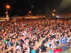 Moradores e turistas contaram com o show da Banda Calypso.