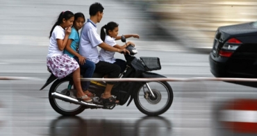 Motociclista anda com motoneta superlotada Phnom Penh. 