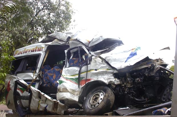 Van transportava grupo de alunos e professores.