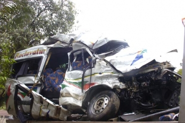 Van transportava grupo de alunos e professores. 