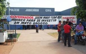 Desde a manh de hoje, os policiais fazem manifestao em frente s delegacias: a greve  mantida