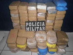 Mais de 100 tabletes de droga foram apreendidos pela PM