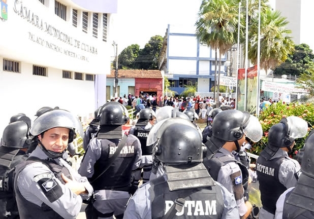 Policiais bloquearam a entrada da Cmara para conter os manifestantes.