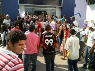 Desde cedo, manifestantes protestam, em frente  Cmara, contra a privatizao da Sanecap