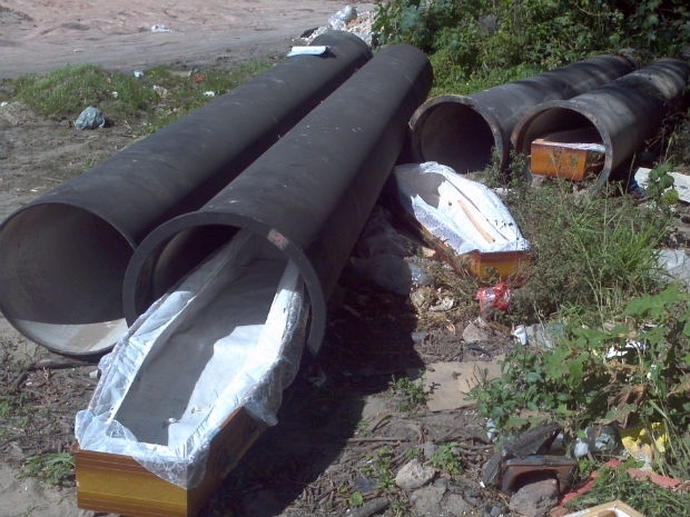 Caixes foram encontrados em um terreno baldio, s margens da Reta do Aeroporto