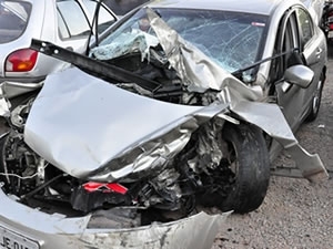 Ladres roubaram carro e na fuga bateram veculo contra caamba de lixo