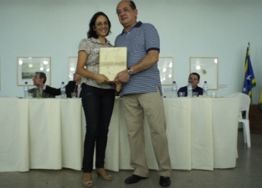  Diretora acadmica Maria Aparecida Mendel Alves recebeu homenagem do ministro Gilmar Mendes  